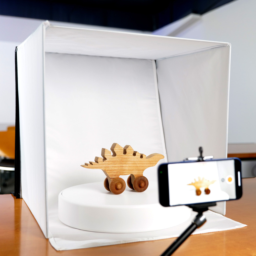 Innovative turntable for 3D scanning small items with a cell phone - providing comprehensive and precise object digitization.